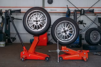 Reifendienst: Neue Reifen auf Felgen, wuchten, umstecken